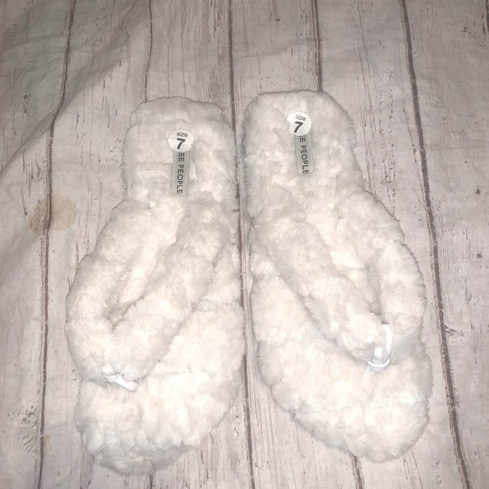 Free People white fuzzy sandal slippers 7 new! - Picture 2 of 3